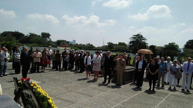 Peringati Perang di Laut Jawa, Warga Belanda Kunjungi Makam Kembang Kuning