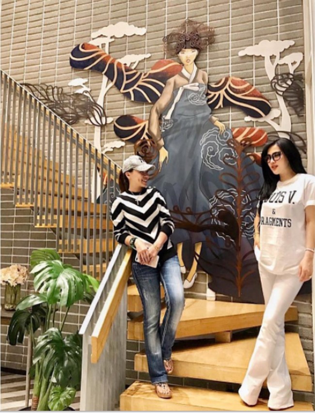 Bergaya di restoran bersama temannya, Syahrini memakai kaus dari label Louis Vuitton hasil kolaborasi dengan Fragment. Mengutip dari situs Hype Beast, t-shirt tersebut dijual US$ 719 atau Rp 9,5 juta. Foto: Instagram