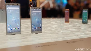Untuk membedakan keduanya secara kasat mata, desain bagian belakang masing-masing smartphone dibuat berbeda di mana Xperia XZ2 memiliki kamera utama sedikit ke bagian tengah, di atas sensor pemindai sidik jari. Kemudian di atasnya tersemat lampu flash sebagai pencahayaan. (Foto: detikINET/Achmad Rouzni Noor II)