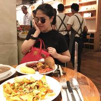 Karena Pakai Sendal Jepit, Tinta Toon Ditolak Masuk Restoran Mewah Ini