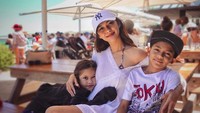 Nana Mirdad dan Andrew White dikaruniai dua anak yang lucu-lucu. Foto: Instagram Nana Mirdad