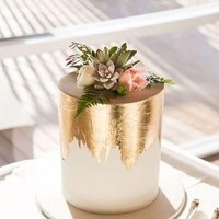 Kue pengantin juga menjadi bagian yang cukup penting dalam acara pernikahan. Di tahun 2018, kue pengantin dengan warna metalik tampaknya akan tren. Tak hanya indah dilihat, kue seperti ini juga Instagramable. Foto: Pinterest