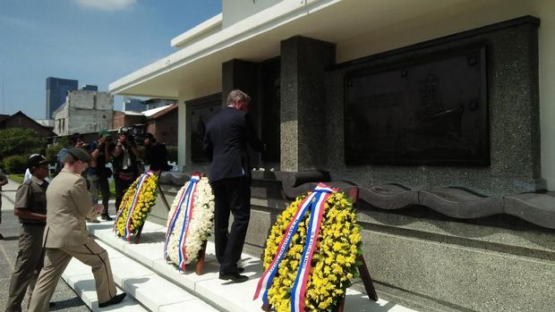 Peringati Perang di Laut Jawa, Warga Belanda Kunjungi Makam Kembang Kuning