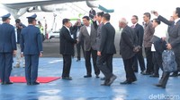 Foto: Wapres JK saat hendak bertolak ke Afghanistan. (Noval Dhwinuari Antony/detikcom).