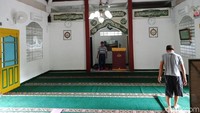 Belum selesai mengumandangkan azan Subuh, Haji Kaimin tampak limbung dan jatuh ke lantai. Seorang pria yang kemudian datang tergopoh-gopoh mengampiri Haji Kaimin yang tergeletak di lantai.
