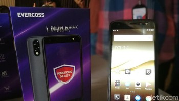 Biasanya smartphone dengan empat kamera hanya diadopsi oleh smartphone kelas atas. Tapi, Evercoss mampu menghadirkan smartphone empat kamera di harga Rp 1 jutaan, ujar Marcomm Manager Indopasifik Group Suryadi Willlim. Harganya tepatnya Rp 1,2 juta. (Foto: detikINET/Muhammad Alif Goenawan)