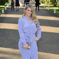 Hadiri sebuah pesta yang digelar majalah Vogue, Lady Kitty Spencer tampil chic dalam balutan shirt dress biru. (Foto: Getty Images)