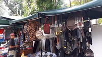 Kepala Dinas Koperasi, UMKM, dan Perdagangan DKI Irwandi menegaskan spanduk bertulisan OK OCE yang dipasang bukan dari Pemprov DKI Jakarta. Dia menduga spanduk itu disediakan oleh preman setempat. Audrey Santoso/detikcom