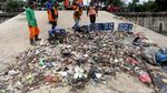 Petugas Berjibaku Membersihkan Danau Sunter dari Sampah
