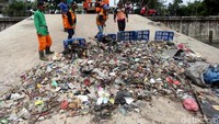 Sebelum diangkut sampah ditumpuk di tempat pembuangan sementara di sisi Danau Sunter.