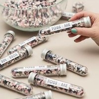Dari pada keluar lebih banyak uang, banyak millennial menyiapkan pernikahan mereka dengan pernak-pernik DIY (Do It Yourself). Salah satu confetti seperti berikut. Foto: Pinterest