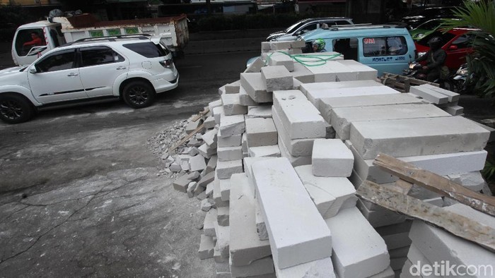 Truk bermuatan hebel yang terguling di Jalan DI Panjaitan, Jakarta Timur sudah dievakuasi. Lalu lintas yang sempat macet sudah kembali normal.