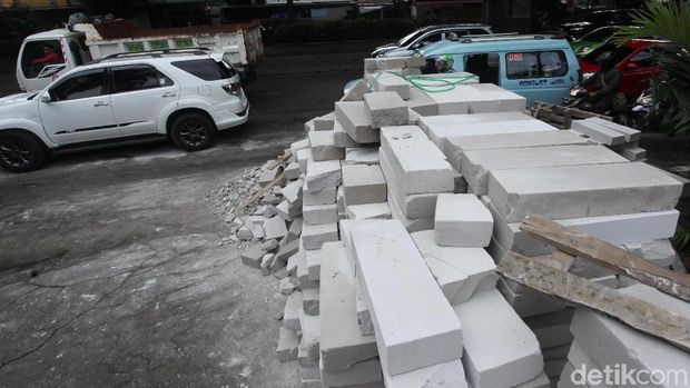 Truk bermuatan hebel yang terguling di Jalan DI Panjaitan, Jakarta Timur sudah dievakuasi. Lalu lintas yang sempat macet sudah kembali normal.