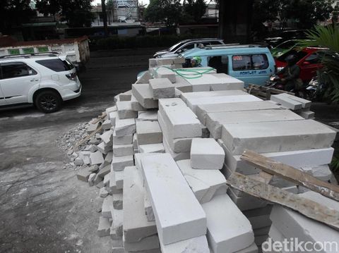 Truk bermuatan hebel yang terguling di Jalan DI Panjaitan, Jakarta Timur sudah dievakuasi. Lalu lintas yang sempat macet sudah kembali normal.