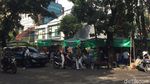 Potret PKL Berspanduk OK OCE Jualan di Trotoar di Jaksel