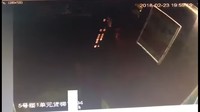 Bocah ini pun panik dan dengan penuh kekhawatiran berusaha menekan tombol lift untuk keluar. Untungnya, beberapa saat kemudian, bocah ini berhasil diselamatkan. Kementerian Keamanan Publik China merilis pernyataan menyikapi insiden ini. Tolong didik dan asuh dengan benar anak-anak Anda! tegas pernyataan itu. Foto: YouTube/Screengrab