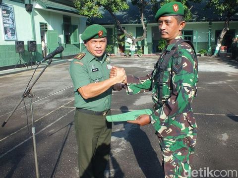 Sertu Waki menerima penghargaan dari Kodim 0819 Pasuruan
