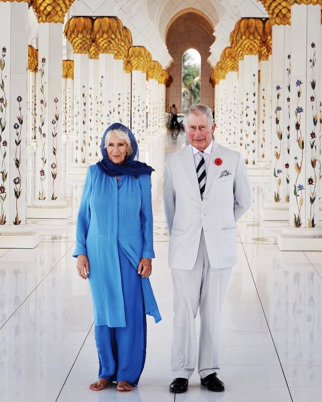 Masjid Agung Sheikh Zayed ini mewajibkan para pengunjungnya untuk mengenakan pakaian tertutup. Tak terkecuali keluarga kerajaan Inggris, Camilla bersama Pangeran Charles pada kunjungannya tahun 2016.Foto: Instagram