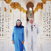 Masjid Agung Sheikh Zayed ini mewajibkan para pengunjungnya untuk mengenakan pakaian tertutup. Tak terkecuali keluarga kerajaan Inggris, Camilla bersama Pangeran Charles pada kunjungannya tahun 2016.Foto: Instagram