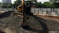 Ekskavator mengumpulkan material untuk pembangunan tol layang Jakarta-Cikampek.