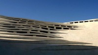 Atap masjid yang dibuat berongga untuk cahaya masuk. Selain cahaya, lubang tersebut juga dibuat untuk ventilasi udara (Fluid Motion Architects)