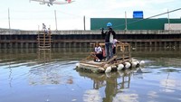 Foto: Ini potret siswa yang harus menyeberangi sungai menggunakan rakit. Pemandangan ini ada di Kota Paranaqie, wilayah selatan Filipina. (Romeo Ranoco/Reuters)