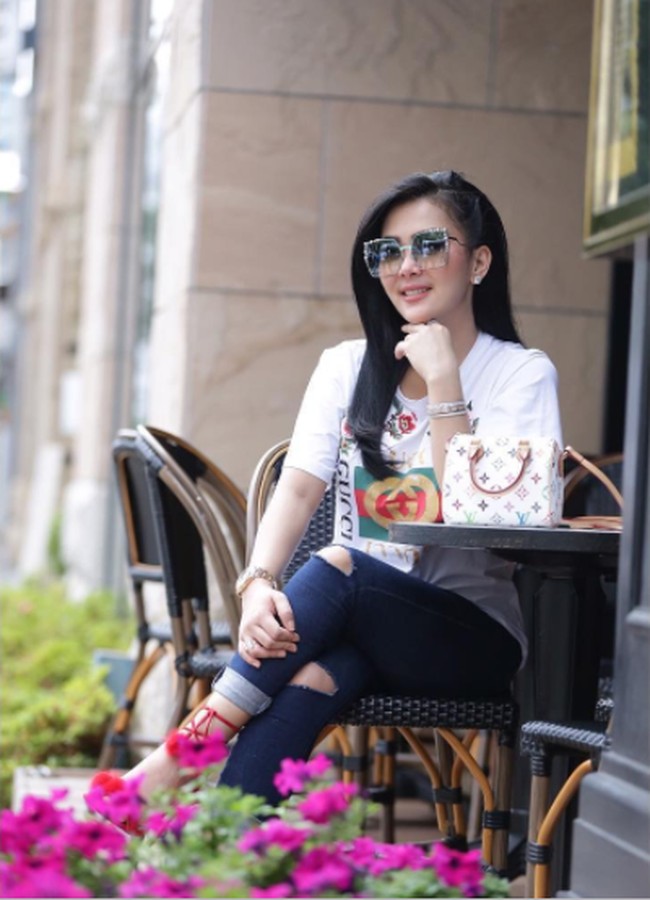 Kaus putih berlogo Gucci klasik kini jadi incaran fashionista dunia. Syahrini memiliki salah satu kausnya. Kaus ini dijual US$ 950 atau Rp 13 juta di situs Gucci. Foto: Instagram