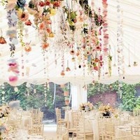 Dekorasi bernuansa bunga memang tidak asing di acara pernikahan. Namun untuk 2018, bunga menggantung seperti berikut sedang banyak diminati. Foto: Pinterest