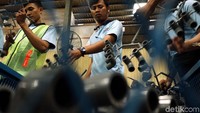 Para pekerja tengah mengecek sambungan pipa Rucika.
