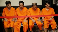 Sebanyak empat tersangka, 1 nakhoda, dan 3 ABK warga negara China, ditangkap.