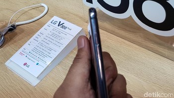 Kemudian QLens membantu pengguna V30S ThinQ untuk pencarian foto. Misalnya saja, jika pengguna memotret foto kue, maka ia bisa mencari foto serupa di layanan foto pihak ketiga dalam hal ini Pinterest dan Amazon. (Foto: detikINET/Achmad Rouzni Noor II)