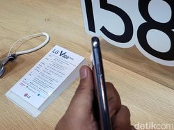 Menggenggam Ponsel Premium LG V30S ThinQ