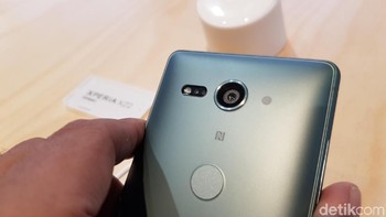 Sedangkan baterainya, Xperia XZ2 memiliki kapasitas yang lebih besar yakni 3.180 mAh, dibandingkan dengan adiknya, Xperia XZ2 Compact yang sebesar 2.870 mAh. (Foto: detikINET/Achmad Rouzni Noor II)