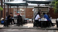 Kepala Dinas Koperasi, UMKM, dan Perdagangan DKI Irwandi mengatakan sudah mendengar modus pemakaian tulisan OK OCE oleh PKL. Tulisan OK OCE dipasang untuk menakut-nakuti aparat sehingga mereka bebas berjualan dan menggelar lapak dagangannya dimana saja.