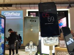 Menggenggam Ponsel Premium LG V30S ThinQ