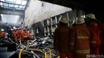 Perjuangan Petugas Damkar Padamkan Api di Pasar Baru