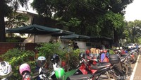 Karena lokasi ini dipenuhi PKL, para pejalan kaki terpaksa berjalan di badan jalan. Trotoar tidak bisa dilewati karena para PKL juga menaruh kursi-kursi di trotoar, misalnya tukang soto dan tukang kopi.