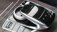 Walaupun termasuk varian terendah dalam keluarga GLC, mobil ini memiliki fitur yang justru tak dimiliki oleh GLC 250 yang berada satu level di atasnya. Fitur-fitur tersebut antara lain touchpad, bagasi elektrik, hingga parkir otomatis. Foto: Grandyos Zafna