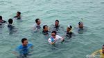 Aksi Sandiaga Terjun dari Jembatan Cinta dan Renang di Pulau Tidung