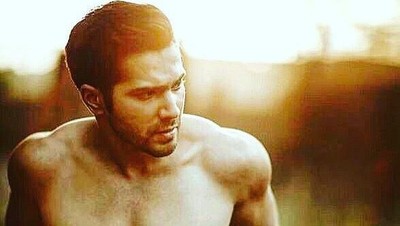 Foto: Varun Dhawan, The Next Shahrukh Khan yang Punya Chocolate Abs