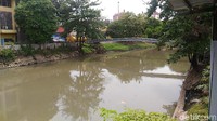 Beberapa jam setelah muncul, busa di Kali Sunter lalu menghilang (Foto: Wildan/detikcom)