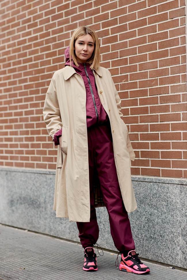 Mengawinkan training suit, sneakers, dan coat berpotongan elegan? Kenapa tidak. Foto: Istimewa