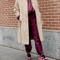 Mengawinkan training suit, sneakers, dan coat berpotongan elegan? Kenapa tidak. Foto: Istimewa