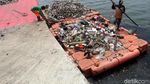 Petugas Berjibaku Membersihkan Danau Sunter dari Sampah