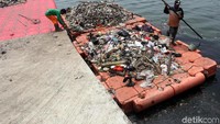Petugas berjibaku membersihkan Danau Sunter dari sampah.