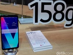 Menggenggam Ponsel Premium LG V30S ThinQ