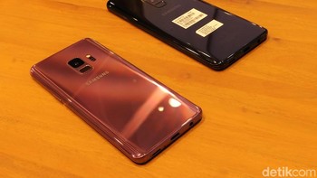 Bagian belakang berlapis kaca dengan pilihan warna Midnight Black, Coral Blue, dan Lilac Purple. Foto: Adi Fida Rahman/detikINET