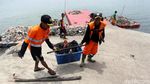 Petugas Berjibaku Membersihkan Danau Sunter dari Sampah