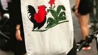 Ada juga tote bag yang siap melengkapi penampilan sekaligus membantu membawa barang bawaan Anda. Foto: Istimewa