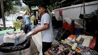 Untuk PKL yang ada di dekat kantor pusat PLN, Irwandi menegaskan spanduk bertulisan OK OCE yang dipasang bukan dari Pemprov DKI. Dia menduga spanduk itu disediakan oleh preman setempat.